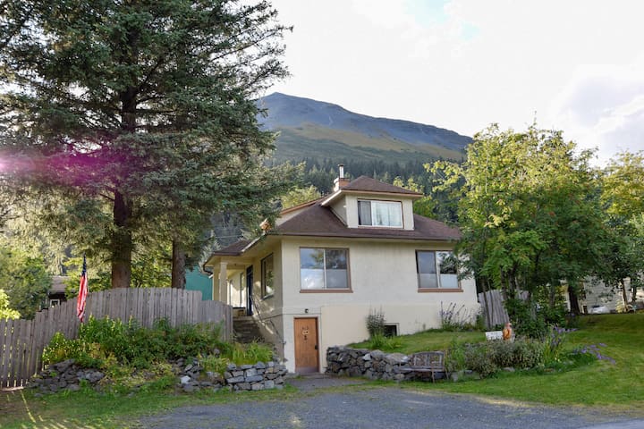 Eagle Land B&B - view of Mt.Marathon room#1