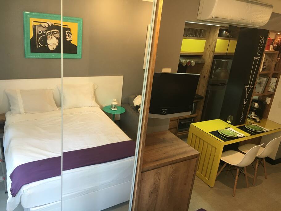 Ar condicionado. Cama e travesseiros novos, com roupas de cama limpas e guarda roupas espacoso, todo recoberto com espelhos