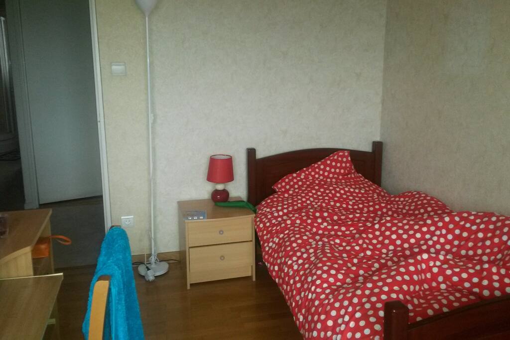 chambre équipée bureau + chevet, bonne literie