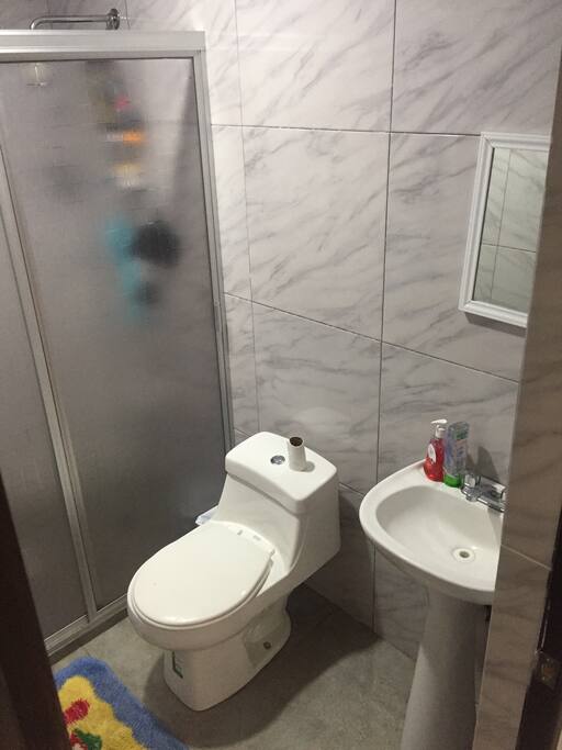 Baño completo para huéspedes