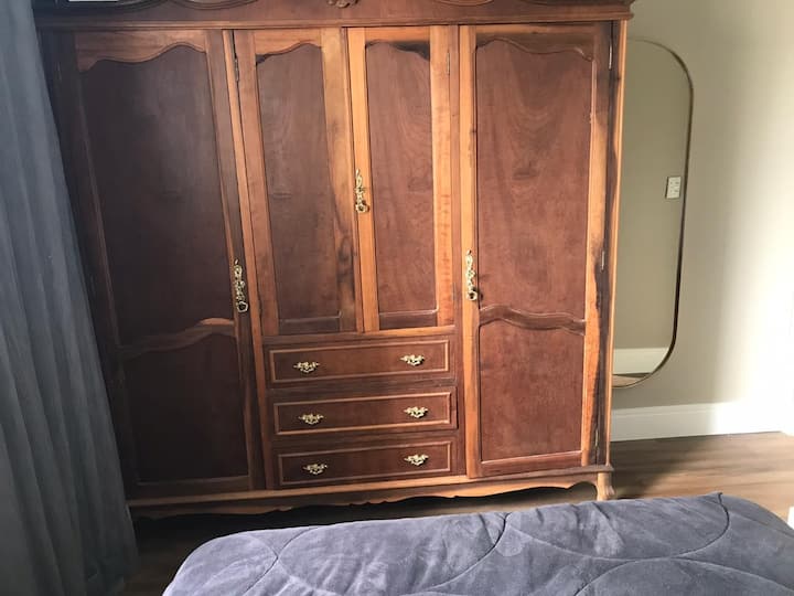 Bweni 2 - WARDROBE ( Droo na milango 3 upande wa kulia imeondolewa kwa matumizi).

* Kitani cha kitanda na taulo. 