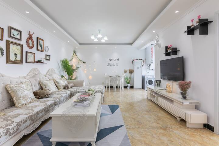 Tiempo romántico y sala temática de la boda con la silla suspendida y