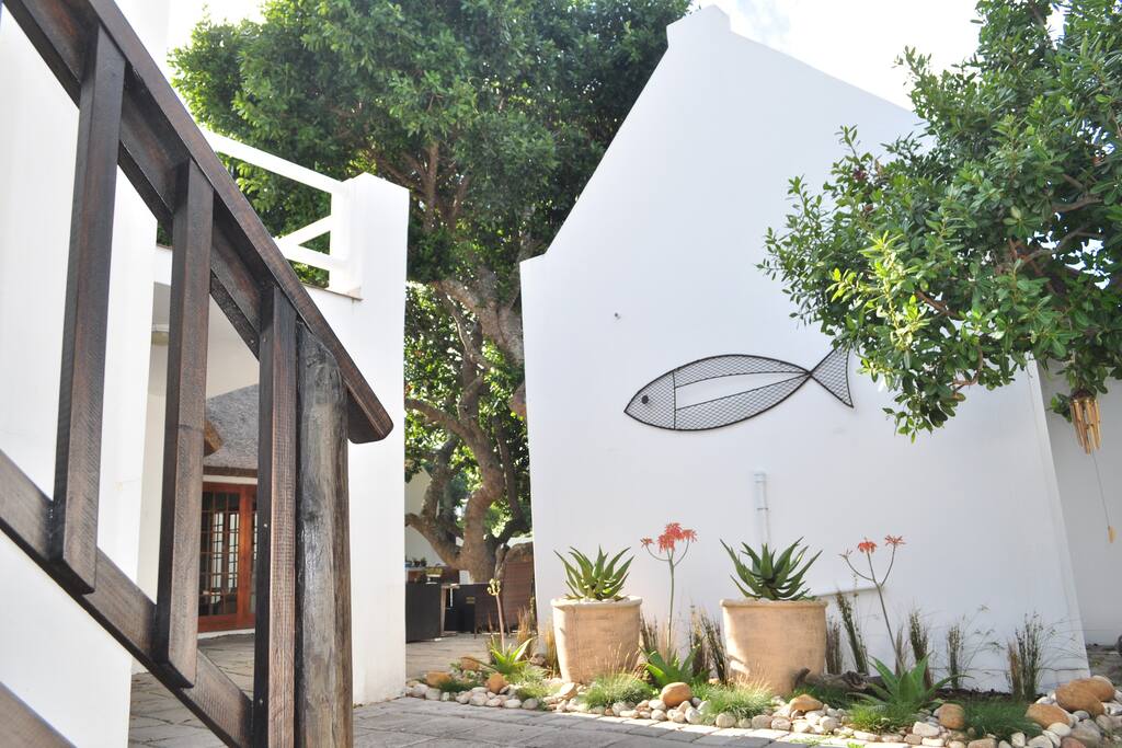 The Entrance Cottage on College