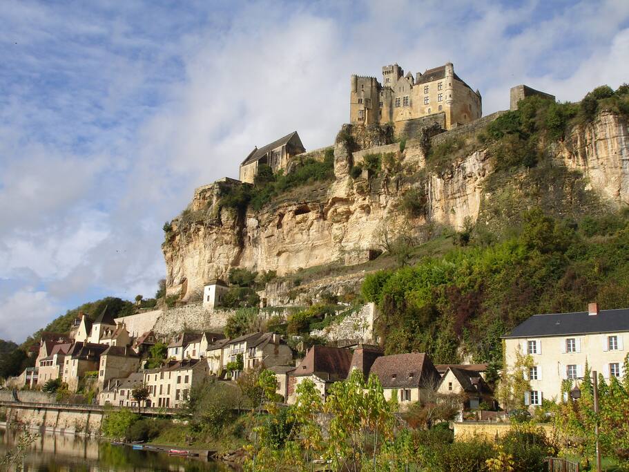 Village de Beynac et son château situés à 15 minutes à pied de la maison.