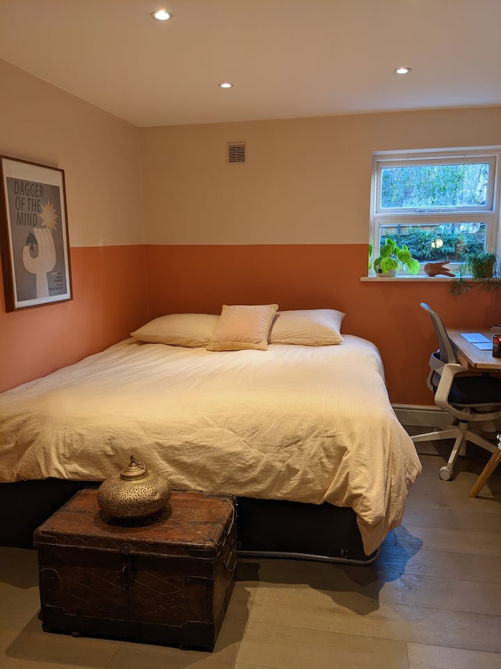 这表明轮床正在使用中，它是一个单独的折叠框架和额外的单人床垫-制作一张双人床。 我们在上面使用加大双人羽绒被。  房客在需要双人床时提出申请。