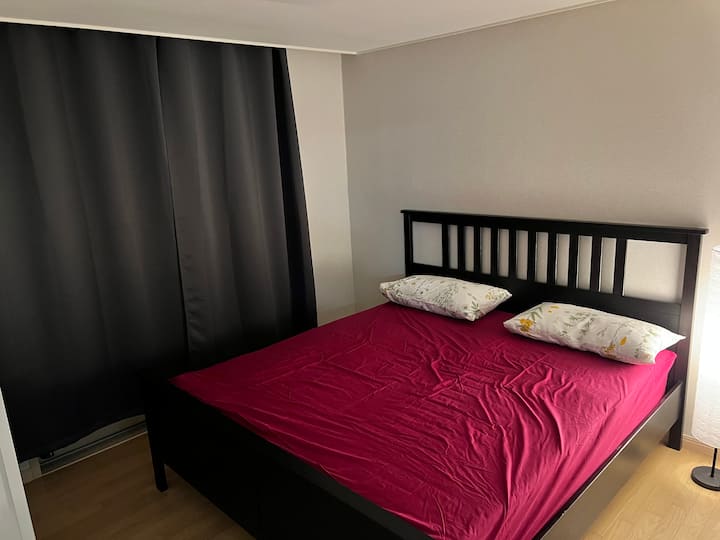 Toto je veľká izba. Toto je posteľ veľkosti IKEA Super King. Nemyslím si, že som kúpila príliš veľa. 