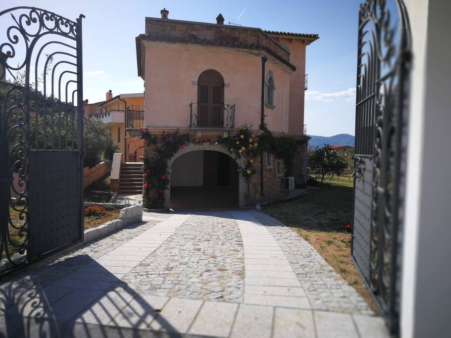 Ingresso ,patio coperto (garage)