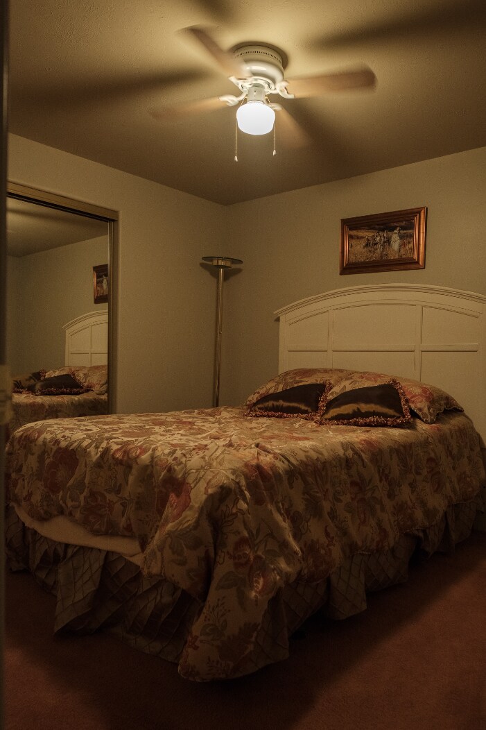 Spálňa na prízemí. Táto konkrétna spálňa je fantastická, ak chcete spať, bez okna, aby ste sa zobudili. 3/4
