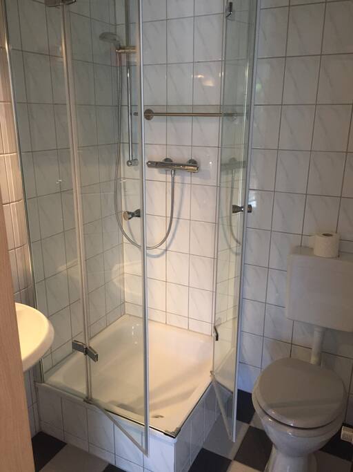 Kleine separate Dusche mit WC