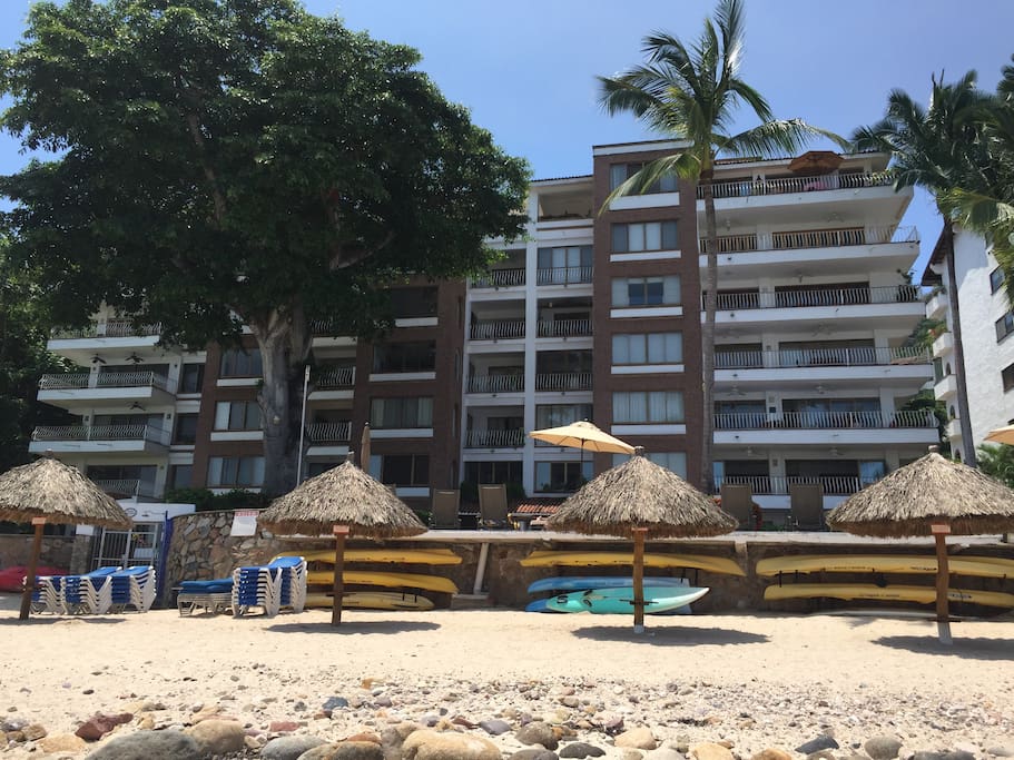 Vista desde la playa hacia condominio