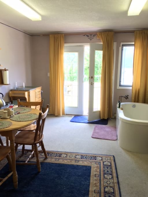 Front of studio with Kitchenette and bathtub