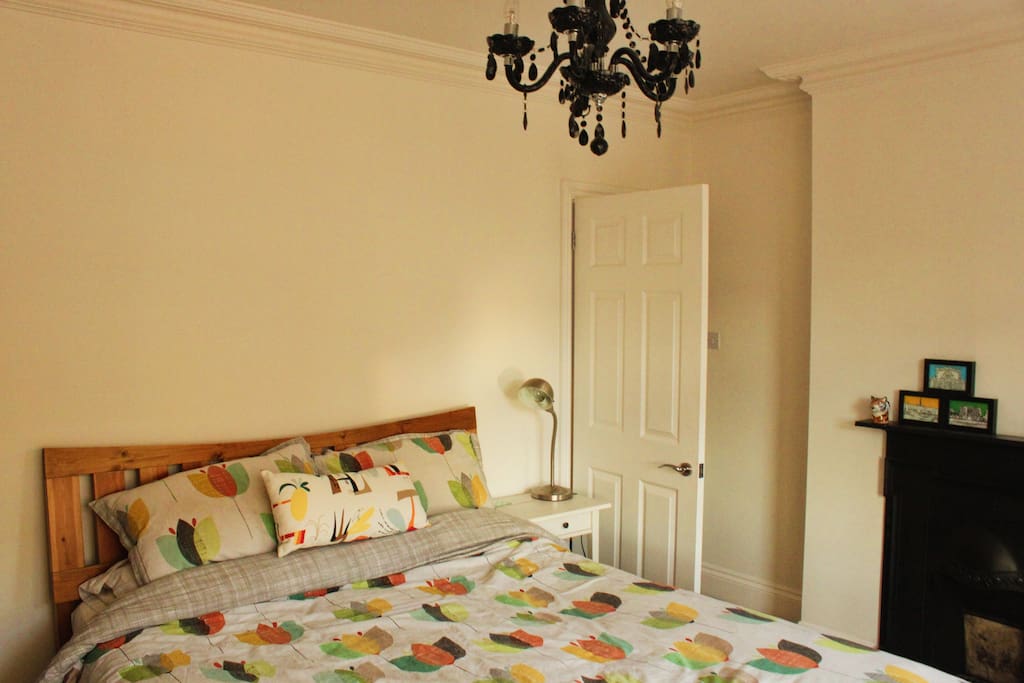 Kingsize bedroom with bay windows and walk in wardrobe