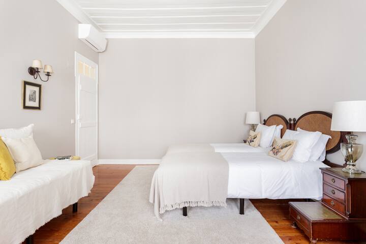 Casa de São Domingos—Tranquil House with Garden in Lapa gallery image 3