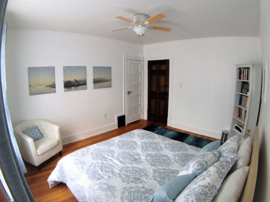 Blue room with a queen size bed