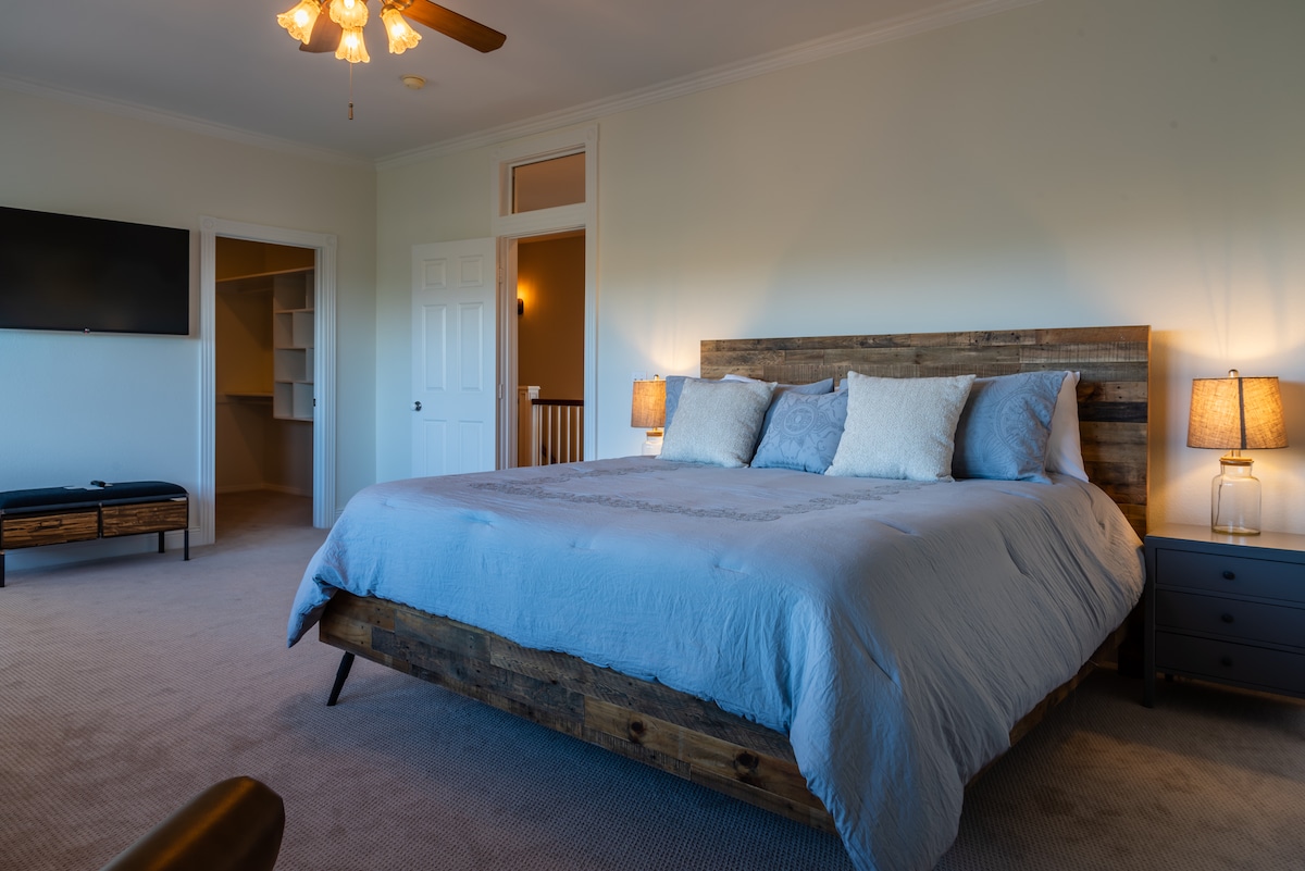 Dormitorio dos: dormitorio principal de nivel superior con baño privado con una cama tamaño king y un armario con vestidor. 
