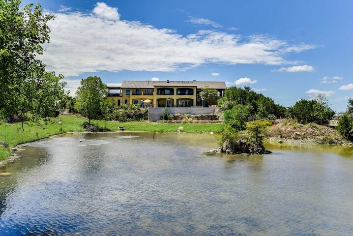 ATX Hill Country Gettaway! – 8 Miles to Downtown! gallery image 4