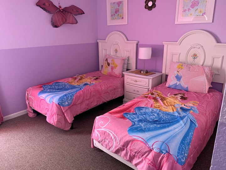 Kids Room 2- Twin Beds (Upstairs with Common Bathroom)