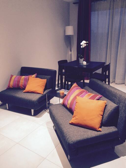 L'espace salon / TV (2 fauteuils dépliables)