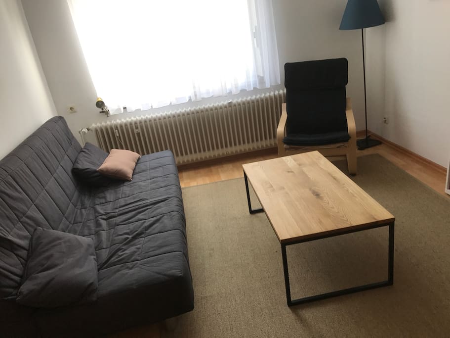 Wohnzimmer mit Klappcouch für Person 5 + 6
