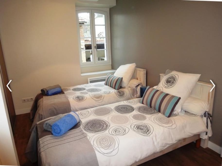 Possibilité de jumeler les deux lits simples (matelas de 180cm)