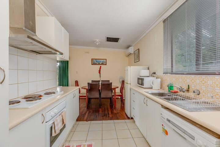 Spacious Neat And Convenient Holiday Home Houses For Rent In Beckenham Western Australia Australia