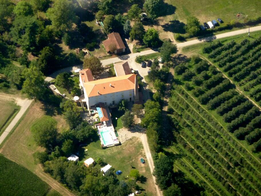 vue aerienne du domaine ou se situe la maison. Au coeur de la campagne. calme assuré