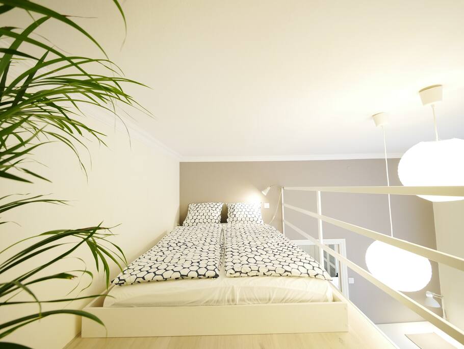 Upper bedroom with comfy double bed :)