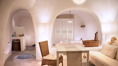 Successful Airbnb property: Santorini Finikia Oia Cave House with jacuzzi in Δήμος Θήρας
