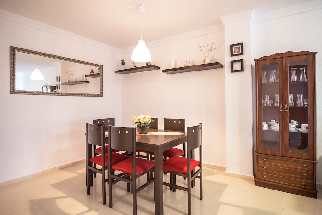 Comedor con mesa extensible para 6 personas
