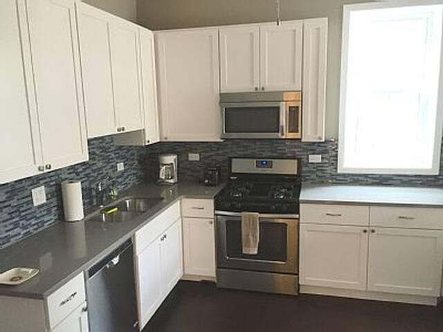 Massive 10 bd/5 ba house in heart of Wrigleyville gallery image 3