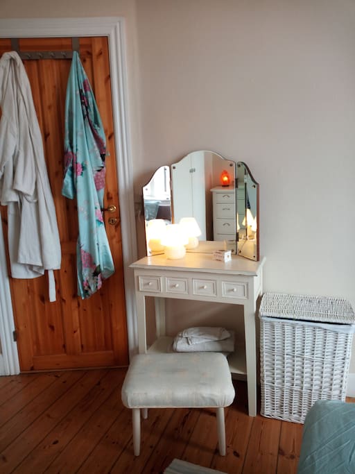 The Beedroom, a little makeup-desk where you can have a quick look before you go out ;-)