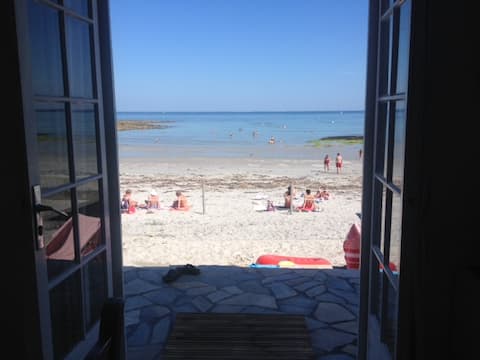 Annonce Airbnb populaire: Nice house on the beach, feet in the water à Loctudy