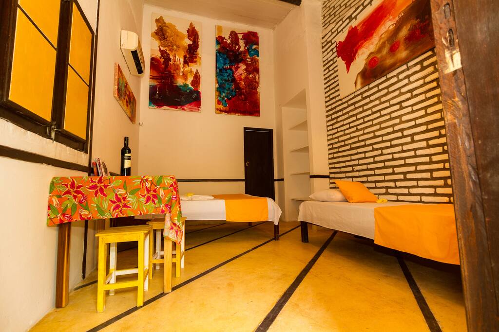 Quarto com cama de casal e cama de solteiro