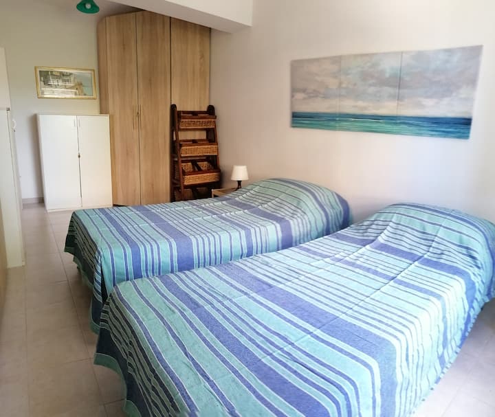 חדר שינה שלישי עם שתי מיטות יחיד.