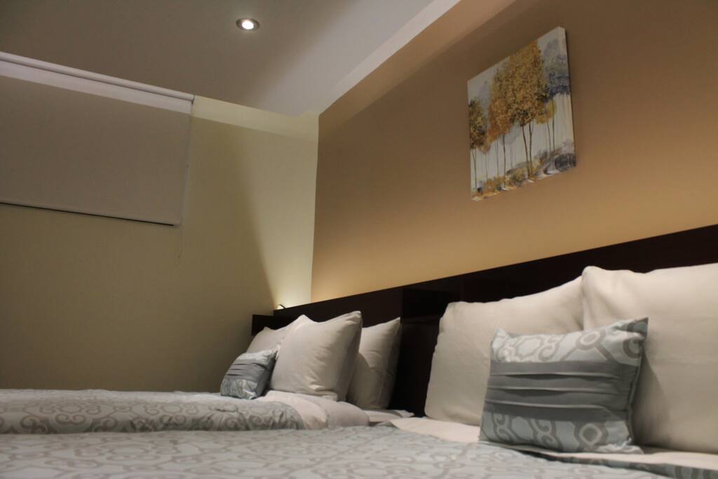 Habitacion doble con 2 camas Full, 4 almohadas y 1 cojin por cama