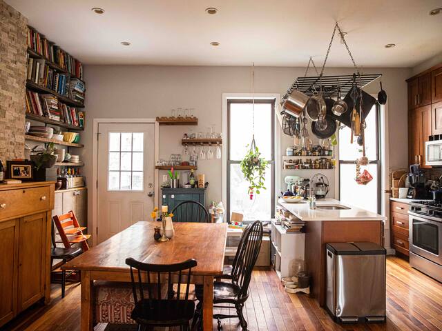 Rare find: 3-story, 3-bedroom house with backyard gallery image 4