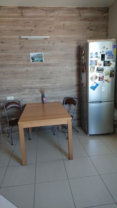You can expand the table. Additionally there are 4 stools.
Стол раскладывается. Есть также 4 табуретки