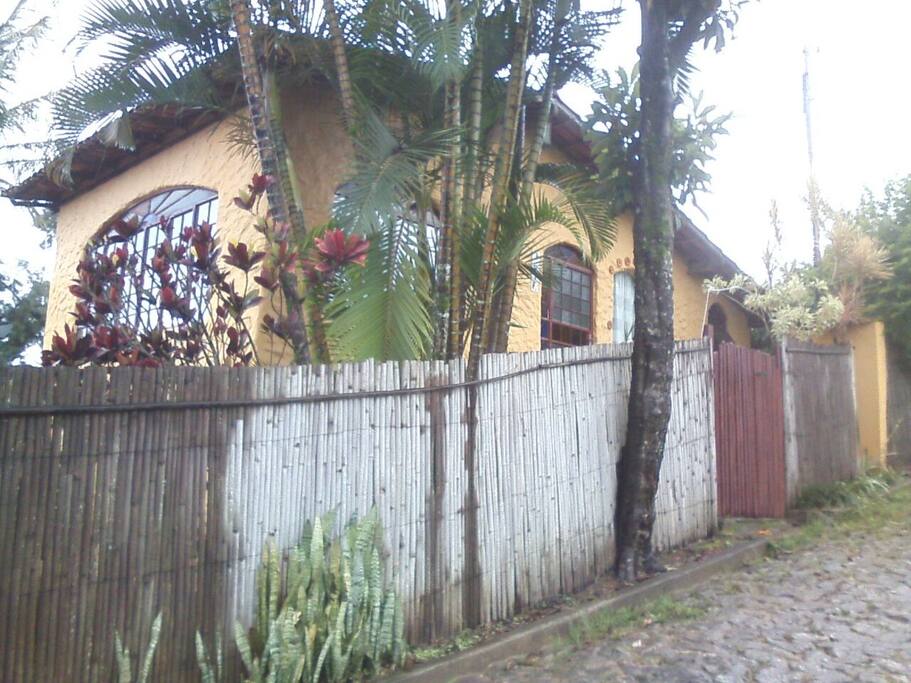 janelas amplas para boa claridade e boa ventilação. Rua pública com calçamento.
