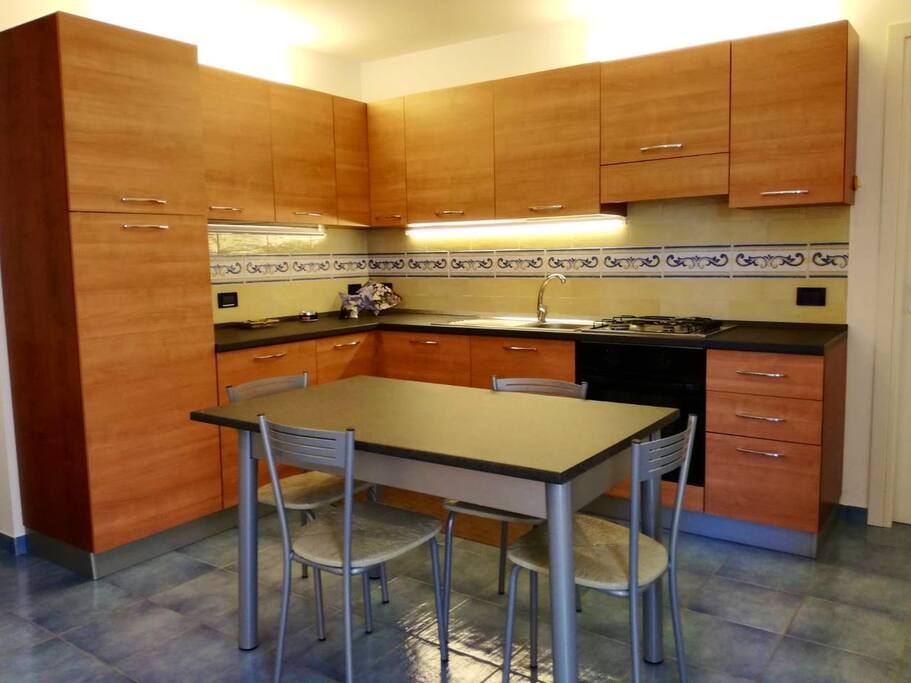 Kitchen -table, fridge, oven, sink Cucina - tavolo, frigo, forno, lavello