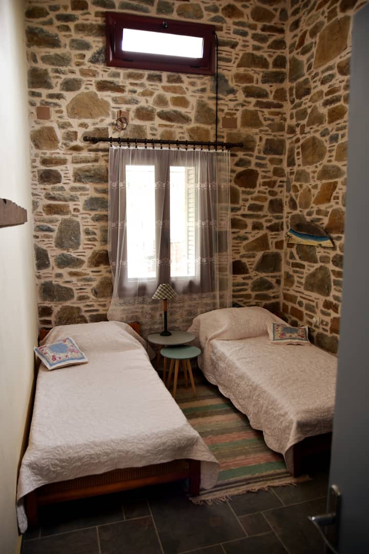 Chumba cha kulala cha pili na vitanda viwili vya mtu mmoja