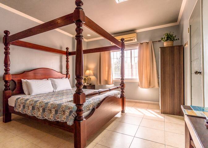 Cozy Twin/Trio Room + Biz Fiber Internet! (Room C)