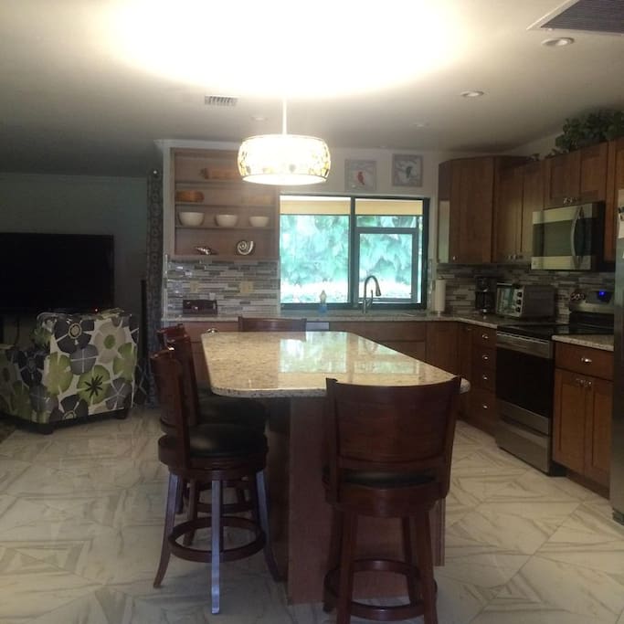 Eat-in Kitchen Seats 5