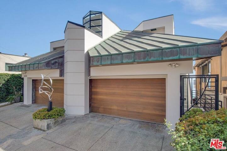 20%Off Ultra Luxurious Malibu Beachfront Penthouse gallery image 2