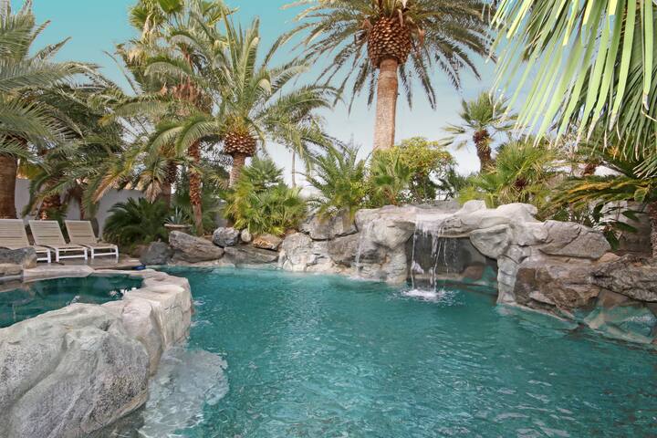 Private pool with grotto and tiki hut. gallery image 2