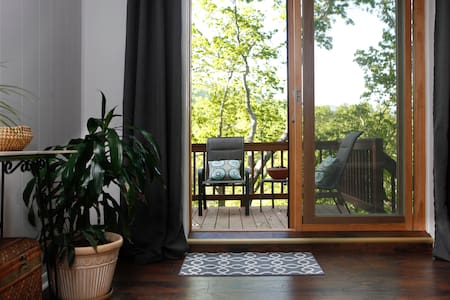 Mountain Views over the River with Hot Tub