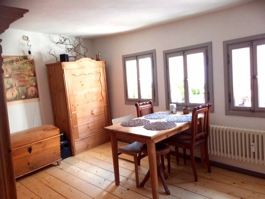 Euer Wohn- und Schlafraum. Hier wird bei zwei Gästen ein aufblasbares Bett mit Lammellen und verstellbaren Härtegrad aufgebaut.