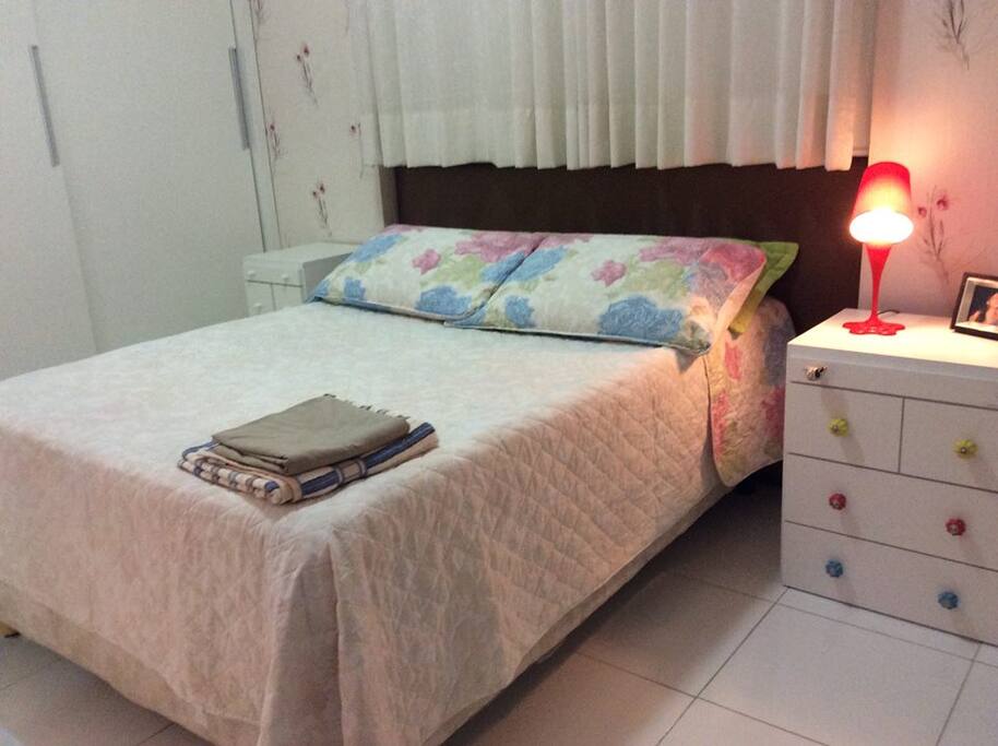 Grande cama de casal.