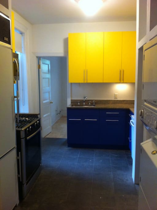 Bright kitchen, facing the bedroom
