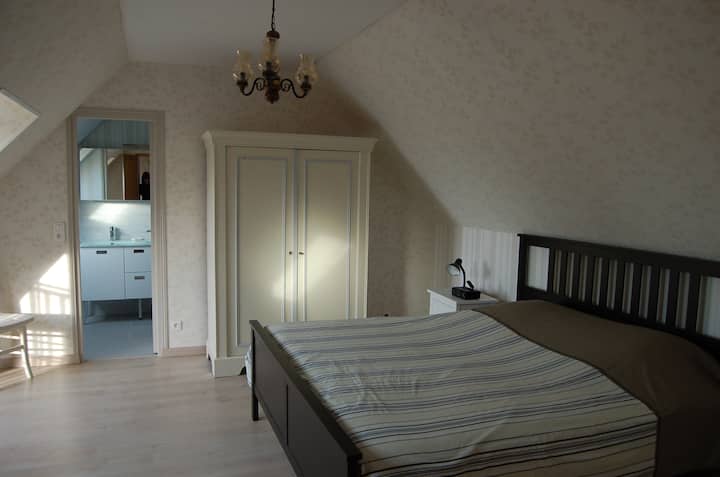 habitación en el primer piso con cama king size y cuarto de baño privado