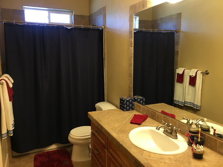 Guest Bathroom w/Shower and Tub